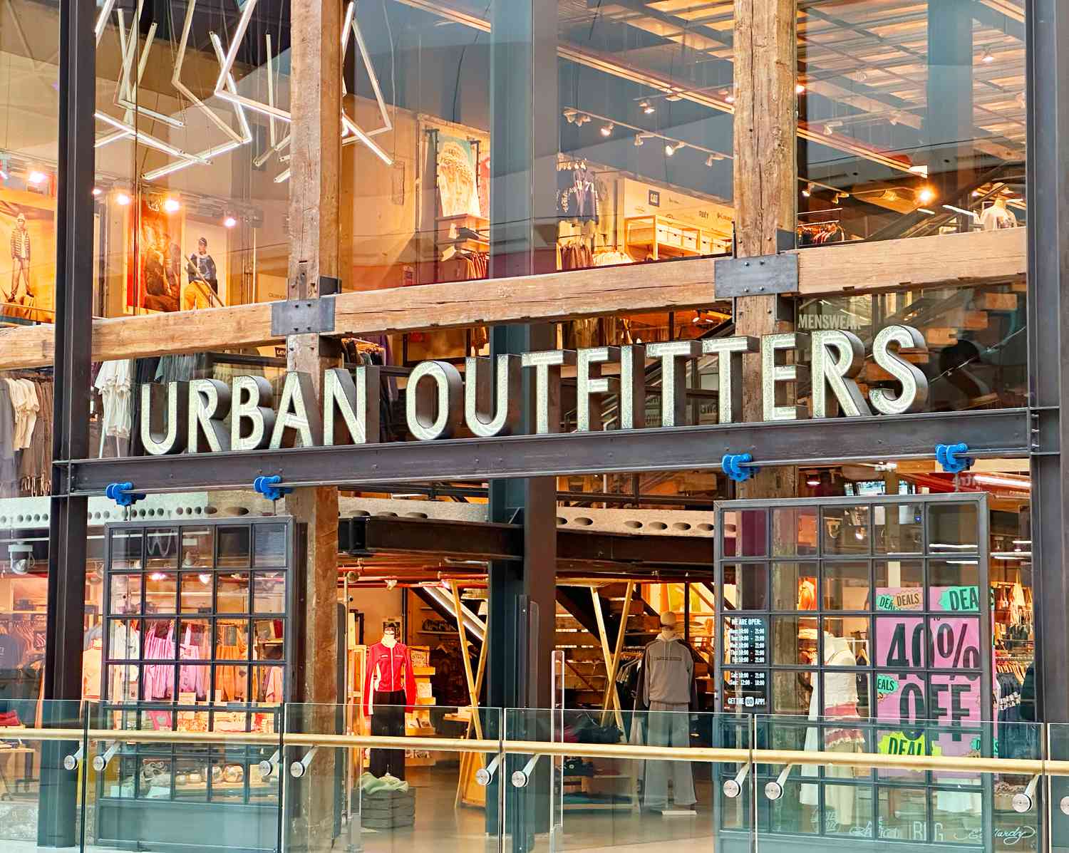 随着“极具弹性”的消费者推动销售，Urban Outfitters 股价上涨