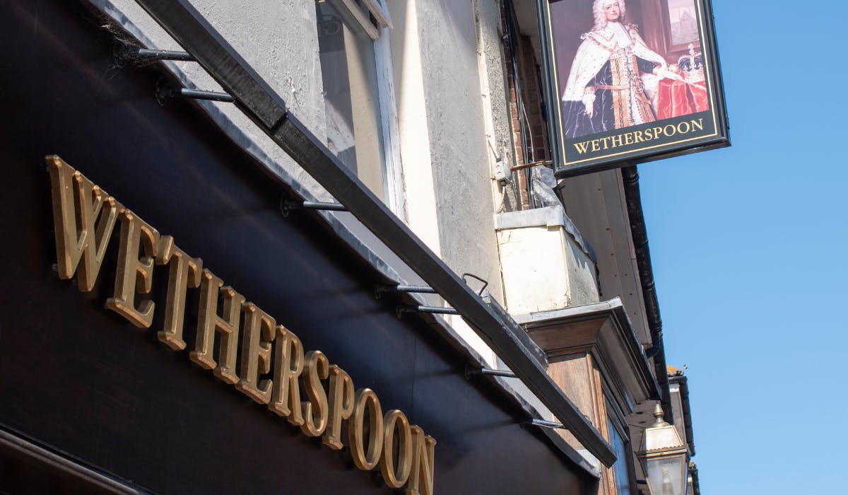 Wetherspoon 在营销方面“大力”投资，预计损失 3000 万英镑