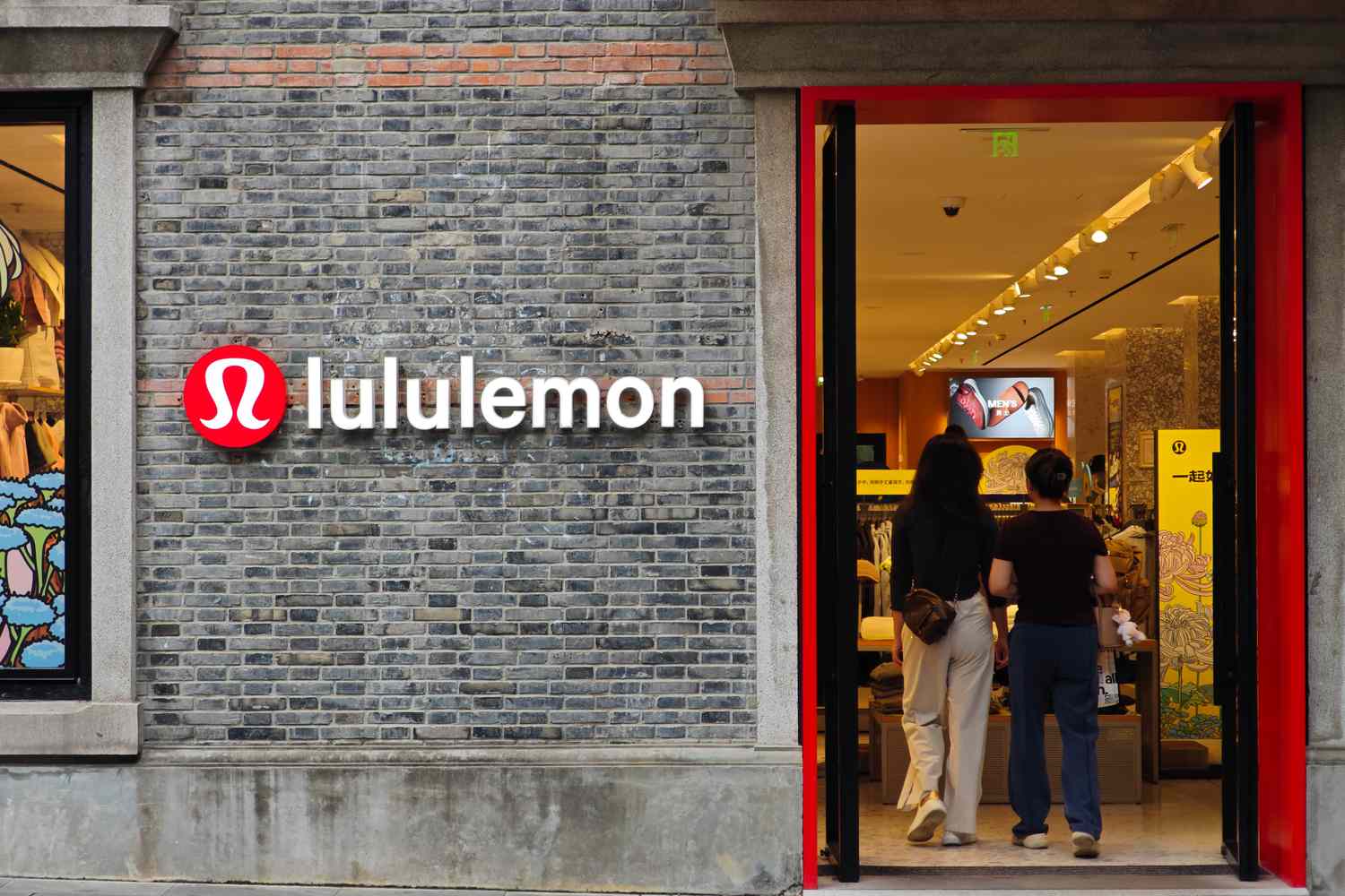 Lululemon 股价因盈利强劲而上涨，全面改善