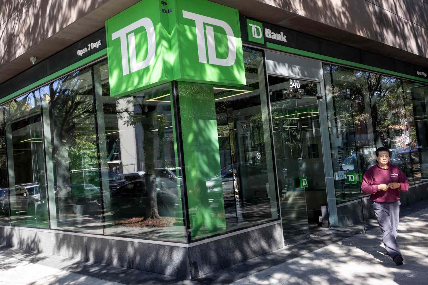 道明银行 (TD Bank) 股价因 30 亿美元罚款影响利润而下跌