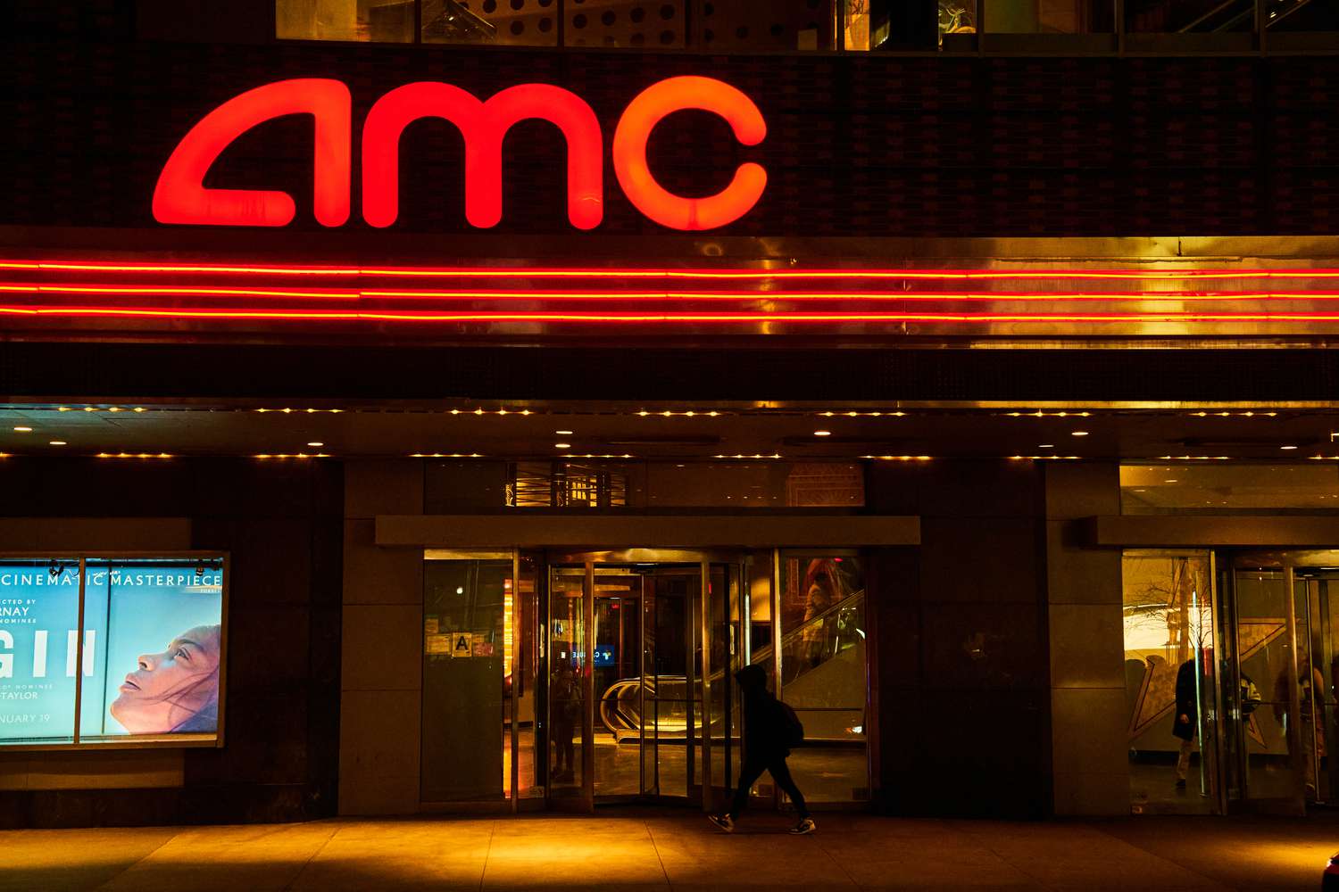 AMC Entertainment 宣布再次出售股票，股价暴跌