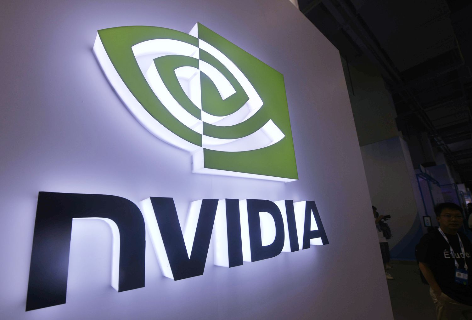 现在股票走势最强劲的公司：Nvidia、Hershey、Supermicro 等