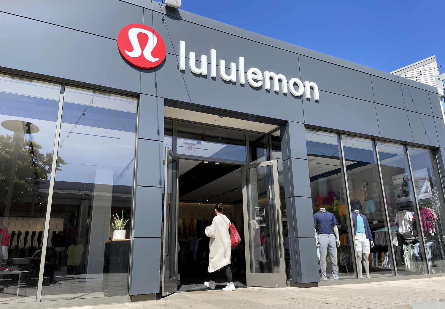 标准普尔 500 指数今天的涨跌：Lululemon 股票因光明的假期前景而飙升