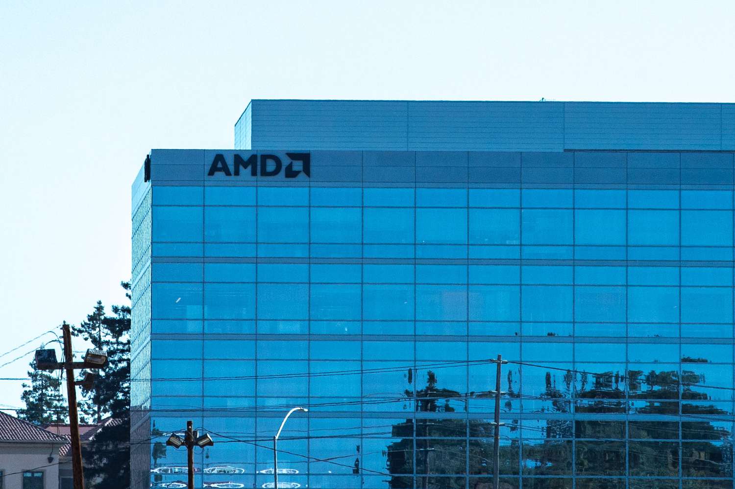 AMD 股价因竞争风险而被美国银行下调评级后下跌