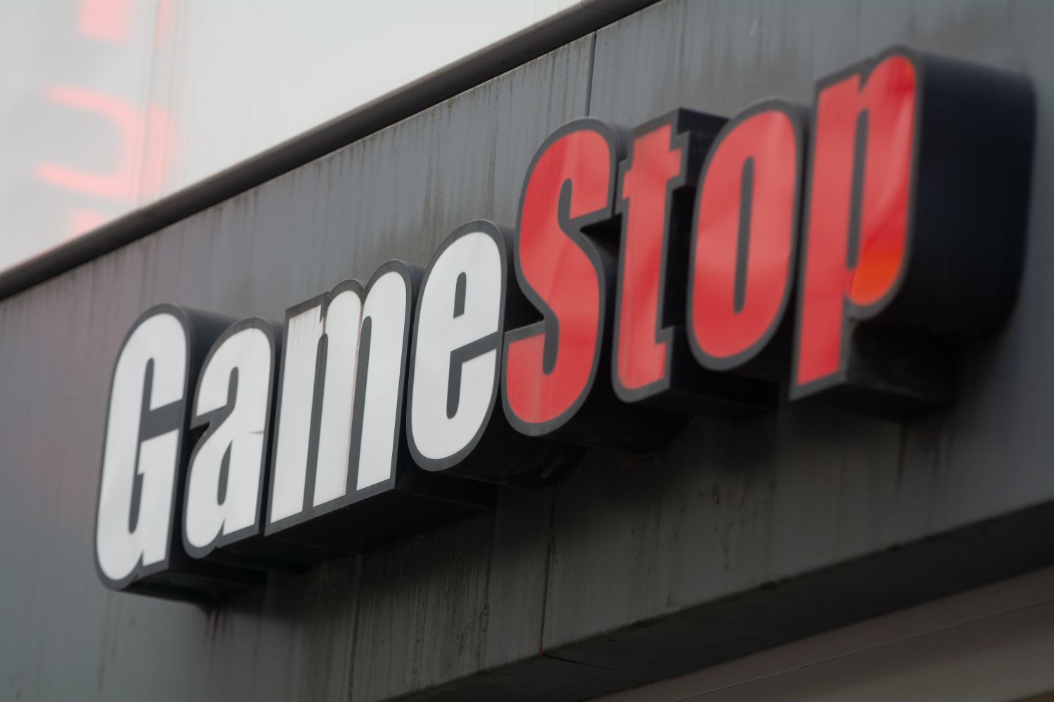 尽管收入下降，GameStop 仍实现盈利