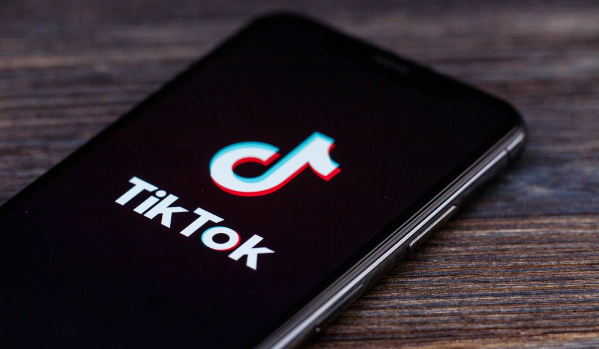 科技周：TikTok 禁令临近、谷歌搜索趋势和人工智能足球装备