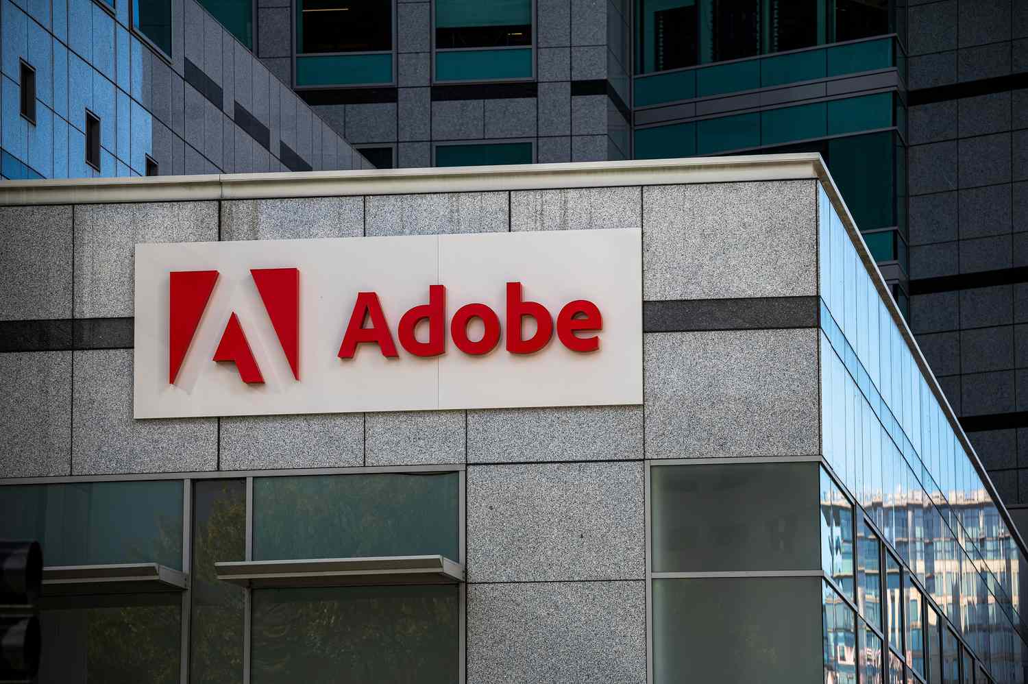 由于收入预测令人失望，Adobe 股价下跌