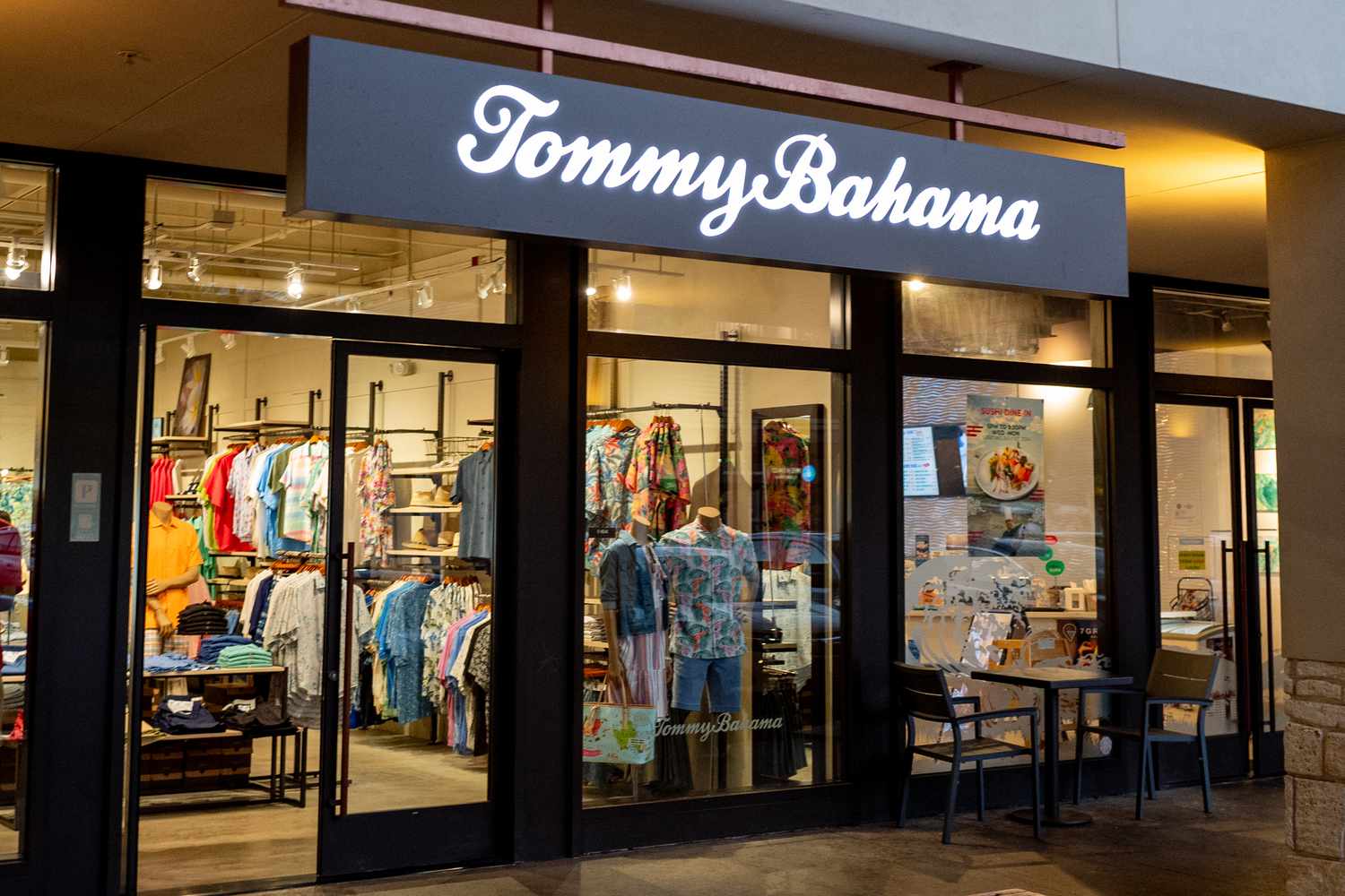 汤米·巴哈马 (Tommy Bahama) 母公司牛津工业公司 (Oxford Industries) 业绩受通胀和飓风影响