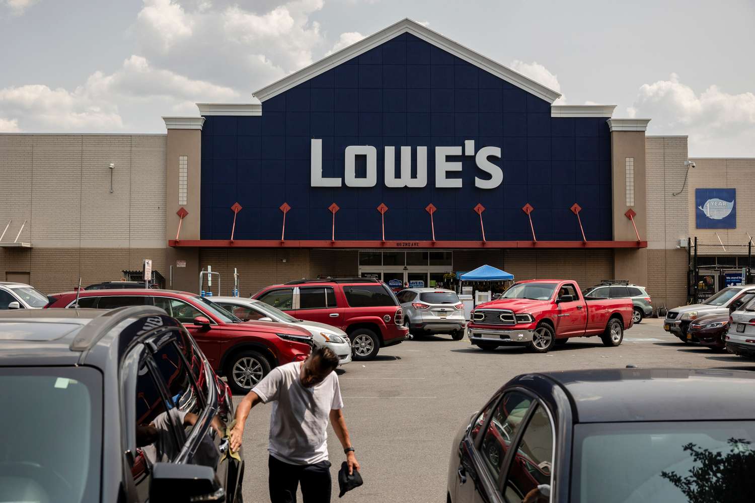 Lowe’s 表示 2025 年销售额可能会增长，并制定了财务目标