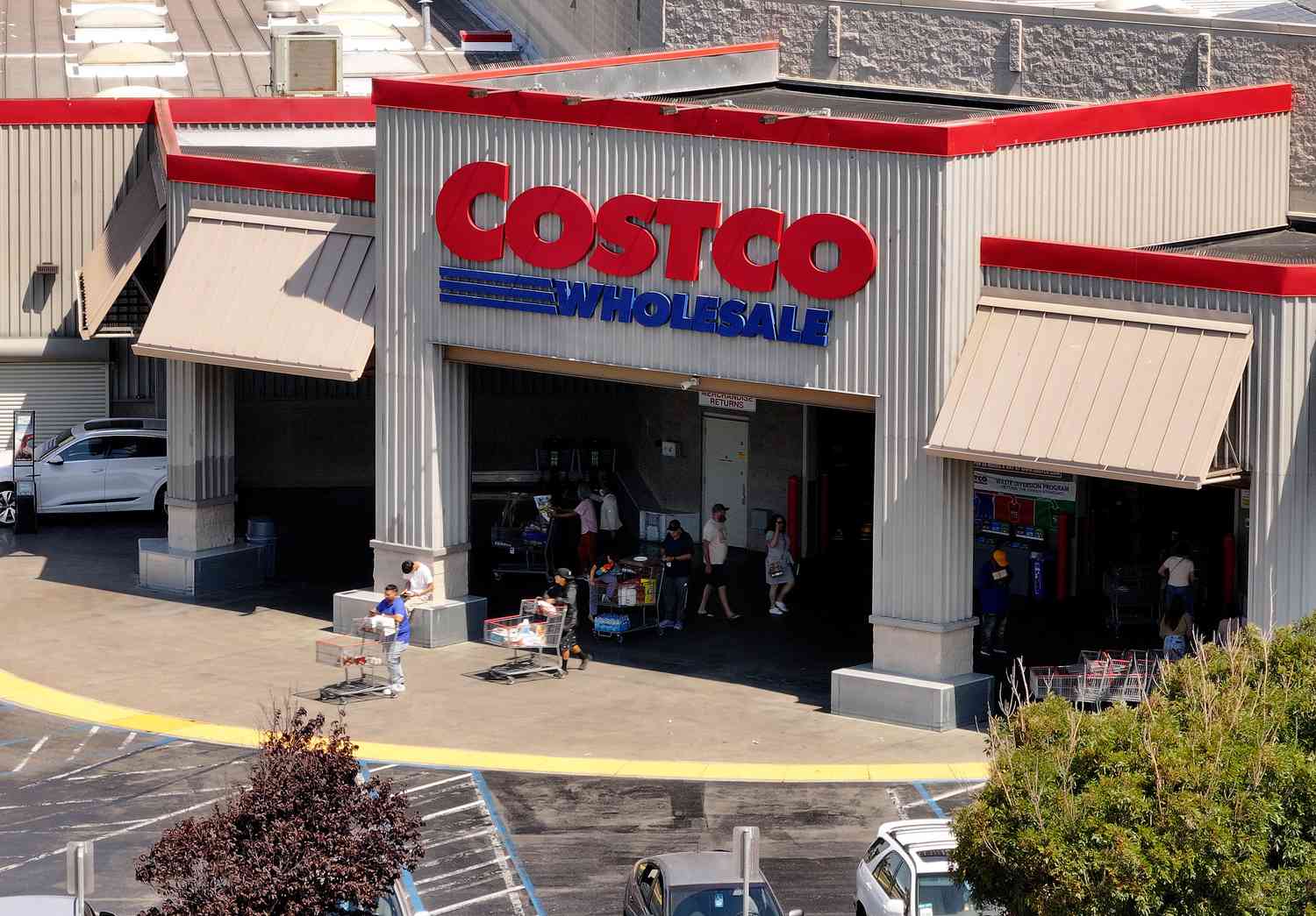 Costco 会员正在购买超值肉类以及和牛牛排