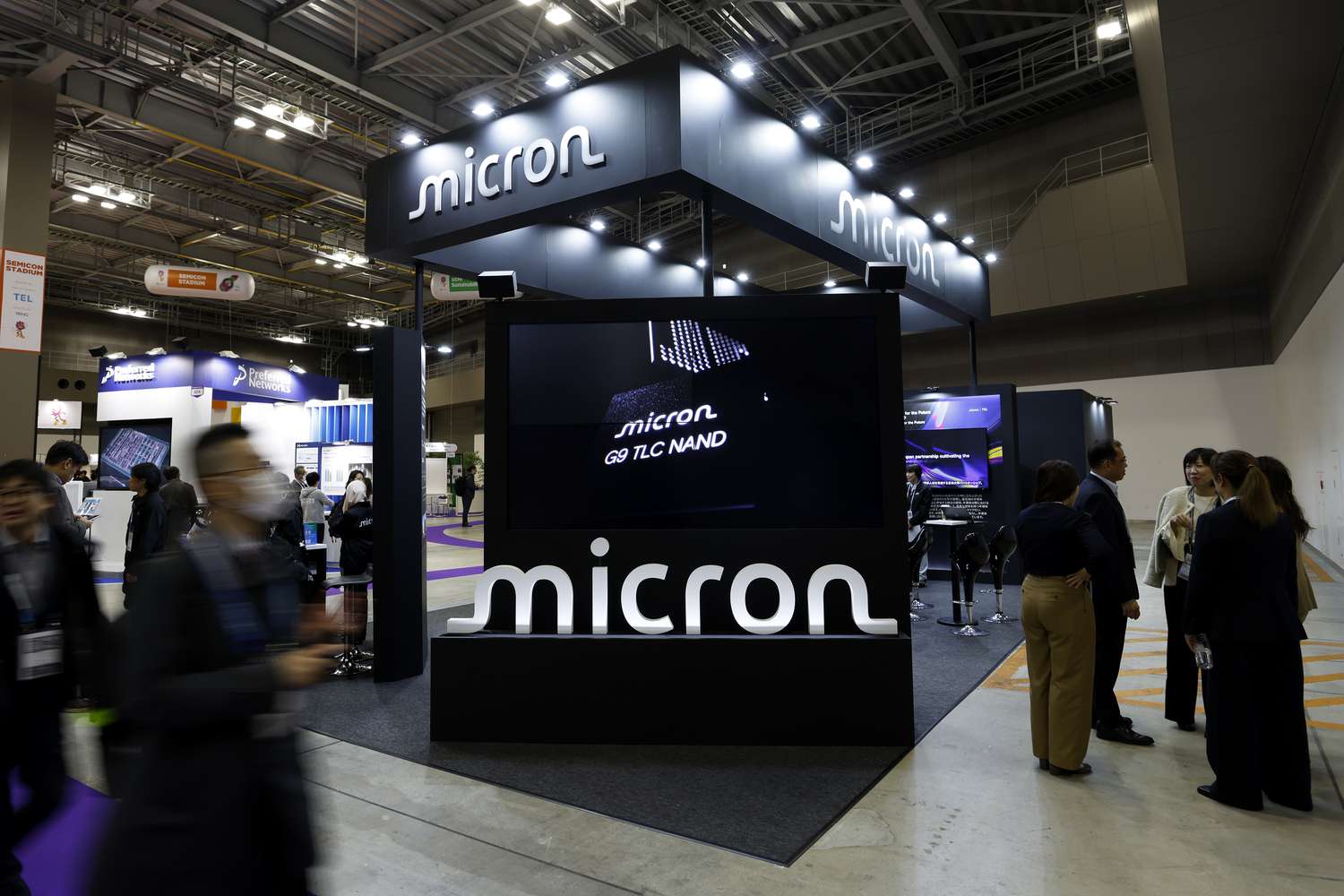 现在主要股票变动者：Broadcom、Micron Technology、Supermicro、Ford 等