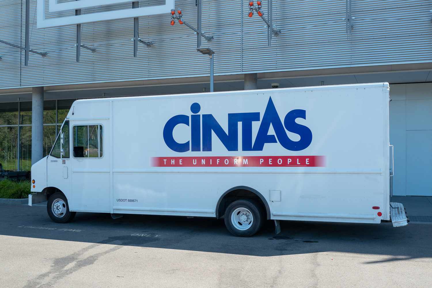 Cintas 股价因统一直销下降而下跌